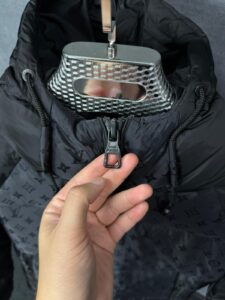 Louis Vuitton Monogram Accent Pillow Puffer Jacket Black High Quality - Afbeelding 5