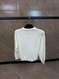 Ami Sweater White - Afbeelding 2
